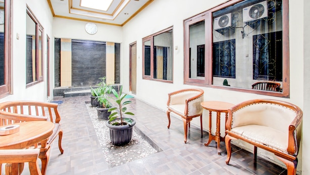 A spacious indoor area with a high ceiling, large windows, and multiple seating arrangements. - Hotel O Jalan Malioboro Near Stasiun Tugu Yogyakarta Formerly Hotel Baru (Yogyakarta)