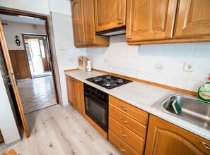 Hus (Two Bedroom Holiday Home) | Privat køkken | Køleskab
