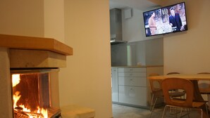 Appartement (Three Bedroom Apartment with Balcony) | Cheminée