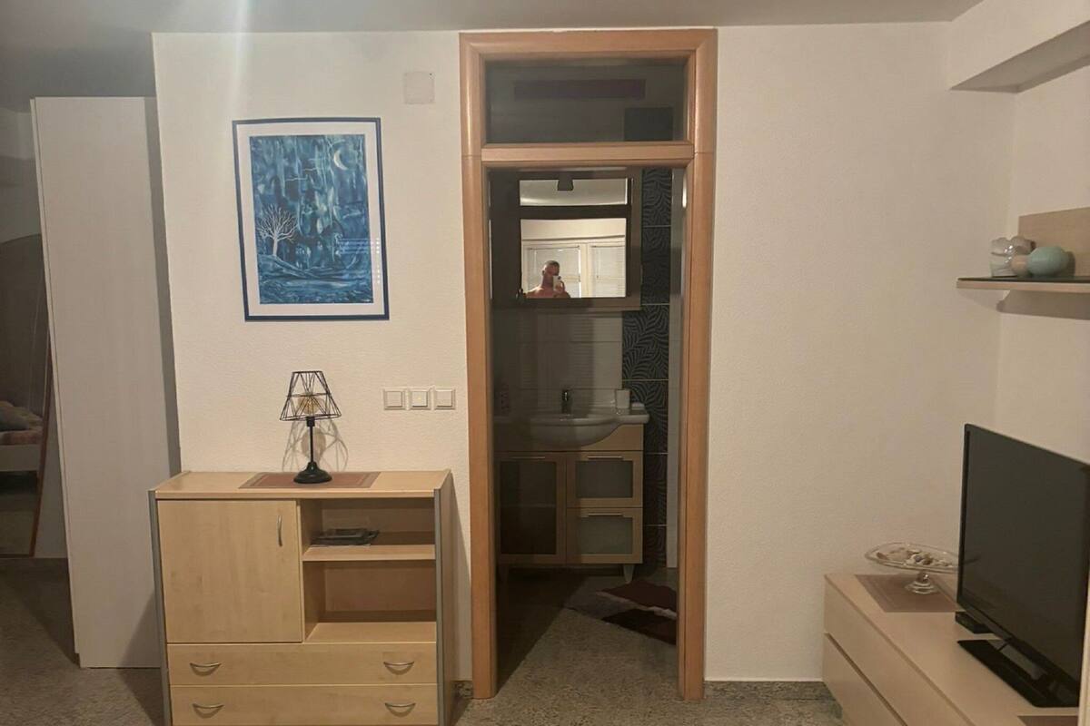 Lägenhet (One bedroom apartment 1) | Vardagsrum | 32-tums platt-tv med satellitkanaler
