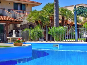 Outdoor pool - Villa of the Freesia (Seccagrande)