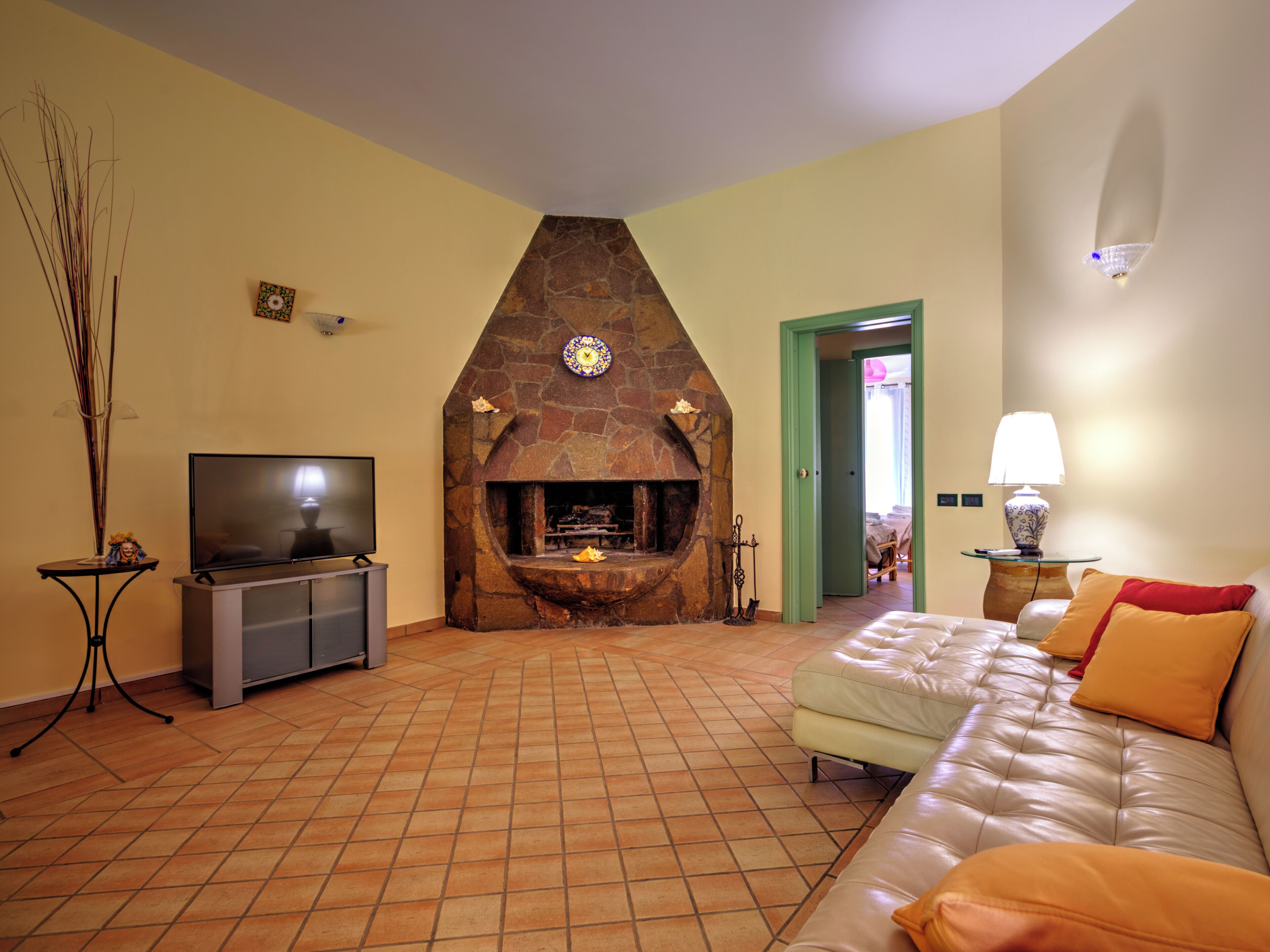 Fernseher, Kamin, Bücher