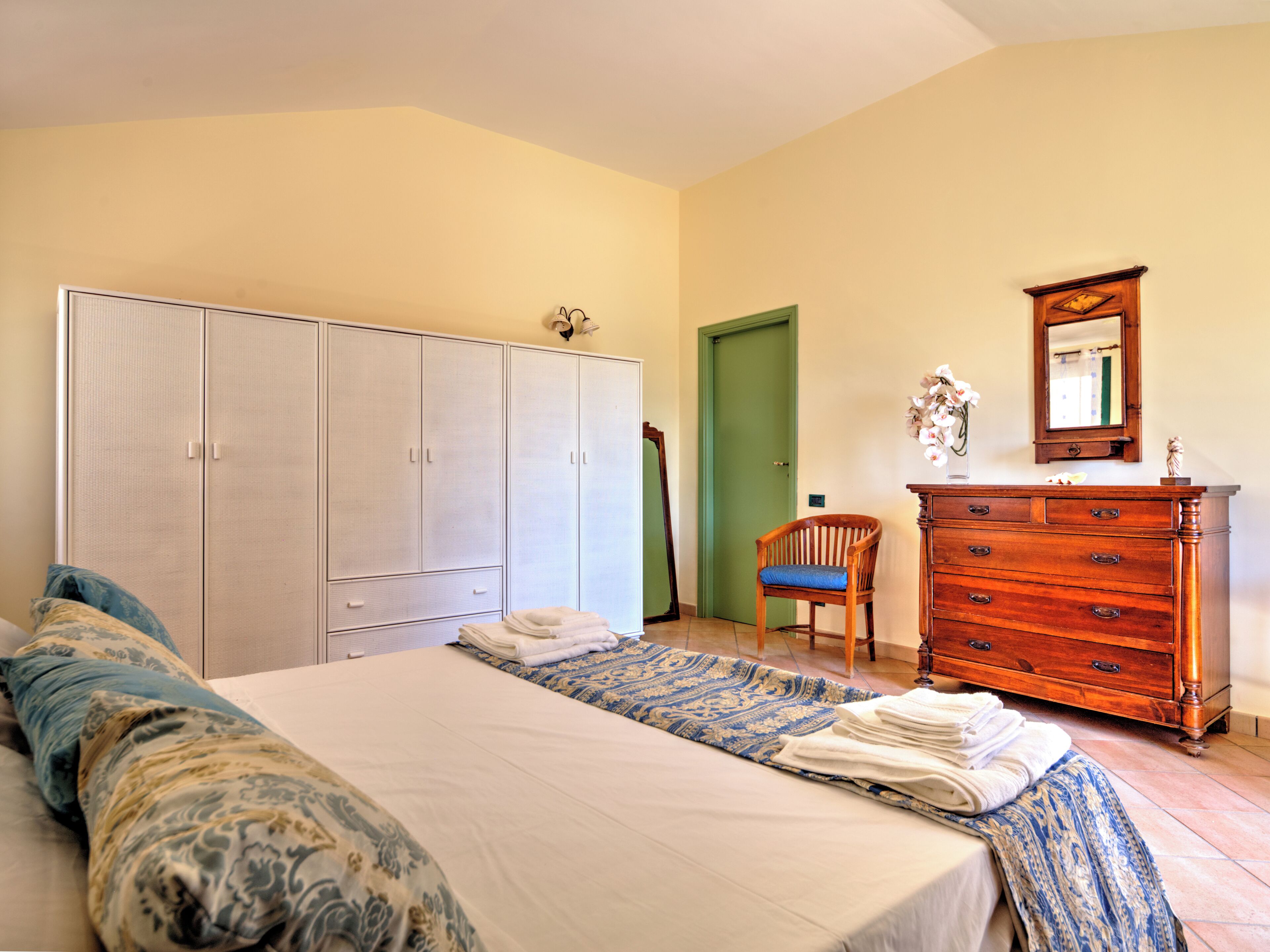 5 bedrooms, iron/ironing board, free WiFi, bed sheets