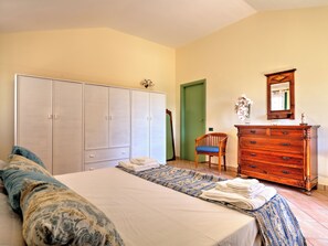 5 bedrooms, iron/ironing board, free WiFi, bed sheets - Villa of the Freesia (Seccagrande)