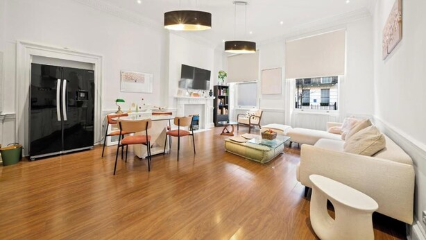 Una sala de estar moderna con comedor, un sofá y una mesa de centro.