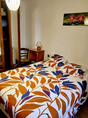 3 bedrooms, iron/ironing board, bed sheets