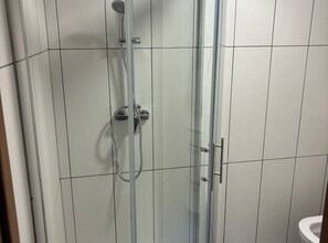 Studio (Studio Apartment) | Bathroom | Shower, towels - Meadow Tranquil Apartments With Evergreen Garden (Žirovnica)