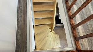 Departamento (Two Bedroom Apartment) | Escaleras