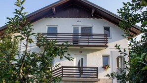 อพาร์ทเมนท์ (Two Bedroom Apartment) | บริเวณภายนอก