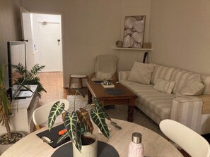 Living area - Apt 6 min from Bondi Beach - with garden (Bondi)