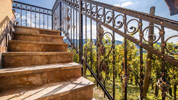 House (Two Bedroom Holiday Home with Mountai) | Staircase