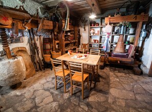 Villa (Two Bedroom Villa with Hot Tub) | Comedor