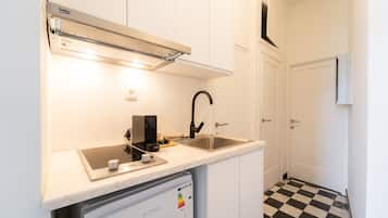 Fridge, stovetop, coffee/tea maker, cookware/dishes/utensils