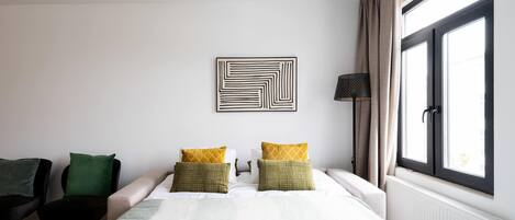 3 室のベッドルーム、デスク、アイロン / アイロン台、旅行用ベビーベッド