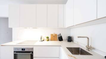 Fridge, oven, stovetop, dishwasher