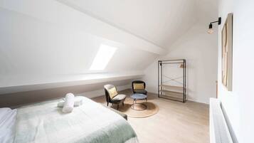 3 bedrooms, desk, iron/ironing board, travel crib