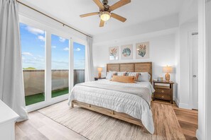 2 bedrooms, iron/ironing board, travel crib, WiFi - RIVER FLY IN: Sunshine Suite, Waterfront 2BR (Merritt Island)