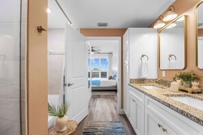 2 bedrooms, iron/ironing board, travel crib, WiFi - RIVER FLY IN: Sunshine Suite, Waterfront 2BR (Merritt Island)