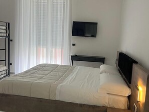 Habitació quàdruple familiar, balcó, vistes a la ciutat | Escriptori i wifi gratuïta 