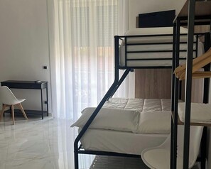 Habitació familiar, balcó, vistes a la ciutat | Escriptori i wifi gratuïta