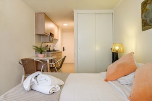 Iron/ironing board, WiFi, bed sheets