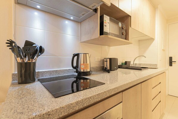 Fridge, microwave, oven, stovetop