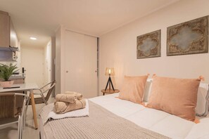 Iron/ironing board, WiFi, bed sheets