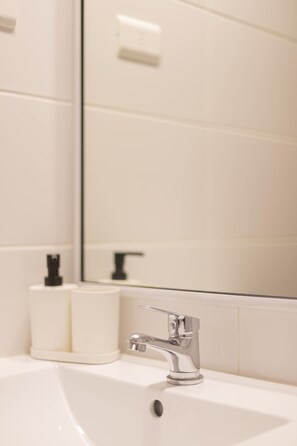 Douche, sèche-cheveux, serviettes fournies