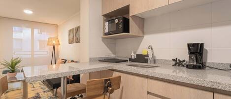 Réfrigérateur, micro-ondes, four, plaque de cuisson