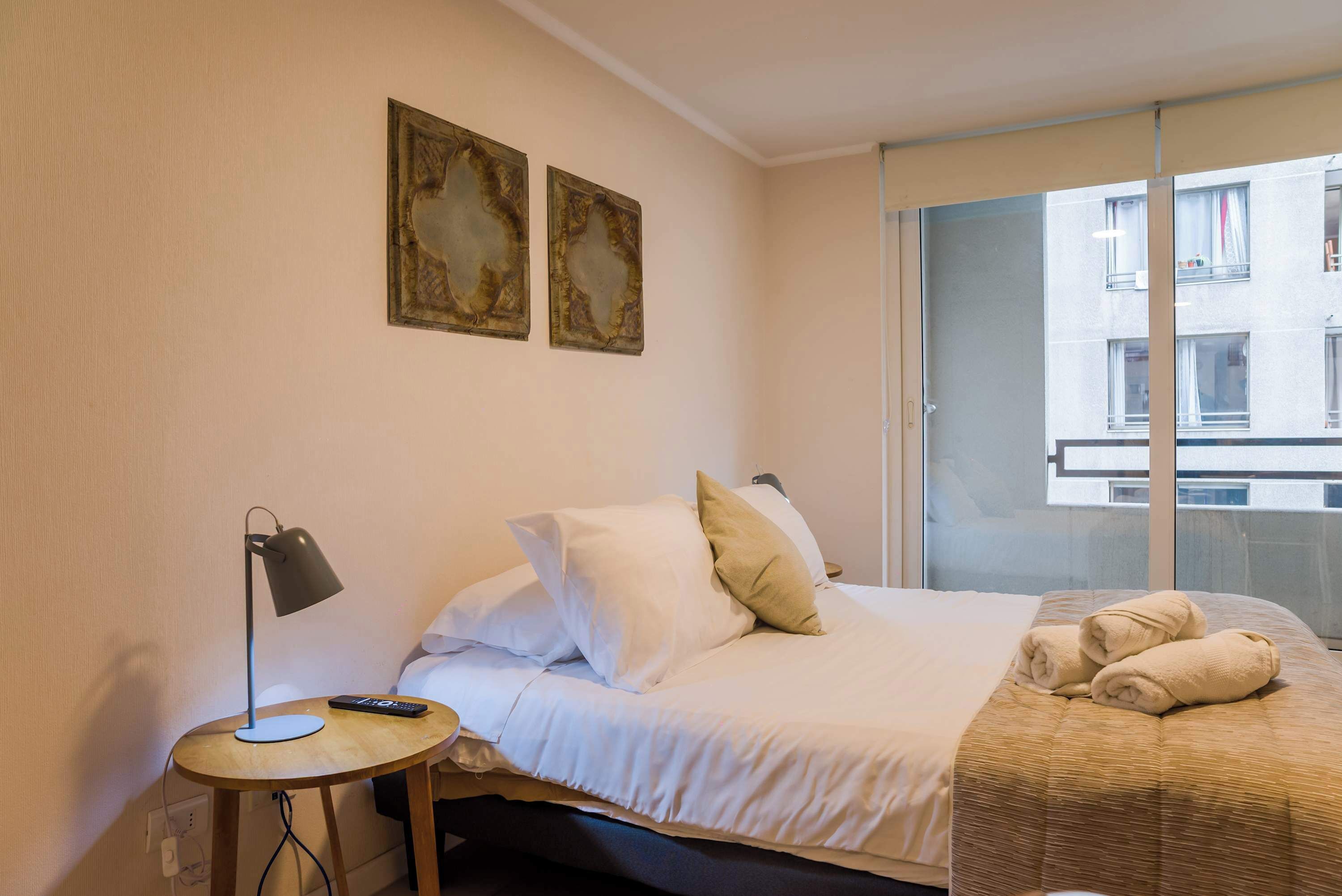 Een strijkplank/strijkijzer, wifi, beddengoed