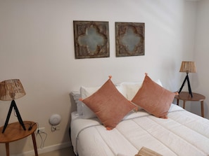 Iron/ironing board, WiFi, bed sheets