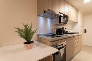 Wasserkocher mit Kaffee-/Teezubehör, Kühlschrank, Mikrowelle, Ofen