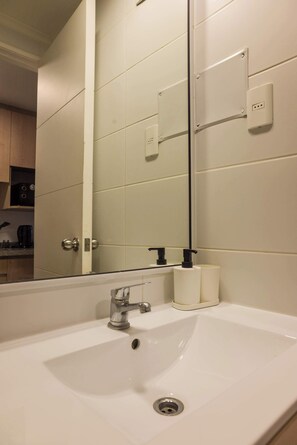 Shower, hair dryer, towels - Cozy Studio Prime Location | The Heart of Santiago (Santiago)
