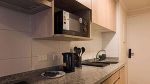 Coffee/tea maker, fridge, microwave, oven