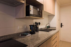 Coffee/tea maker, fridge, microwave, oven