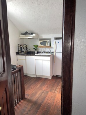 Køleskab, mikrobølgeovn, kogeplade, kaffe-/temaskine