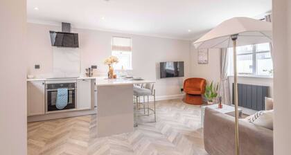 Eton Bridge Apartment. Walk To All The Sights w/ Parking