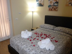 豪華單人房, 泳池景觀 | 羽絨被、記憶床墊、熨斗/熨衣板、搖籃/嬰兒床