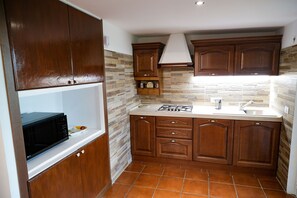 Deluxe Apartment, Garden View | Private kitchen