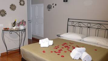 Camera Deluxe, vista giardino | 2 camere, materassi in memory foam, ferro/asse da stiro, Wi-Fi gratuito