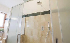 Hair dryer, bidet, towels, soap - Sophisticated Comfort in Milan's Vibrant Center (Milano)