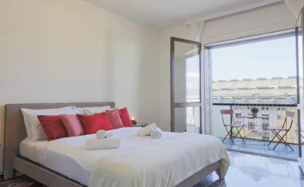 2 chambres, bureau, fer et planche à repasser, lit de bébé portatif