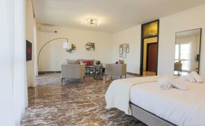 2 chambres, bureau, fer et planche à repasser, lit parapluie