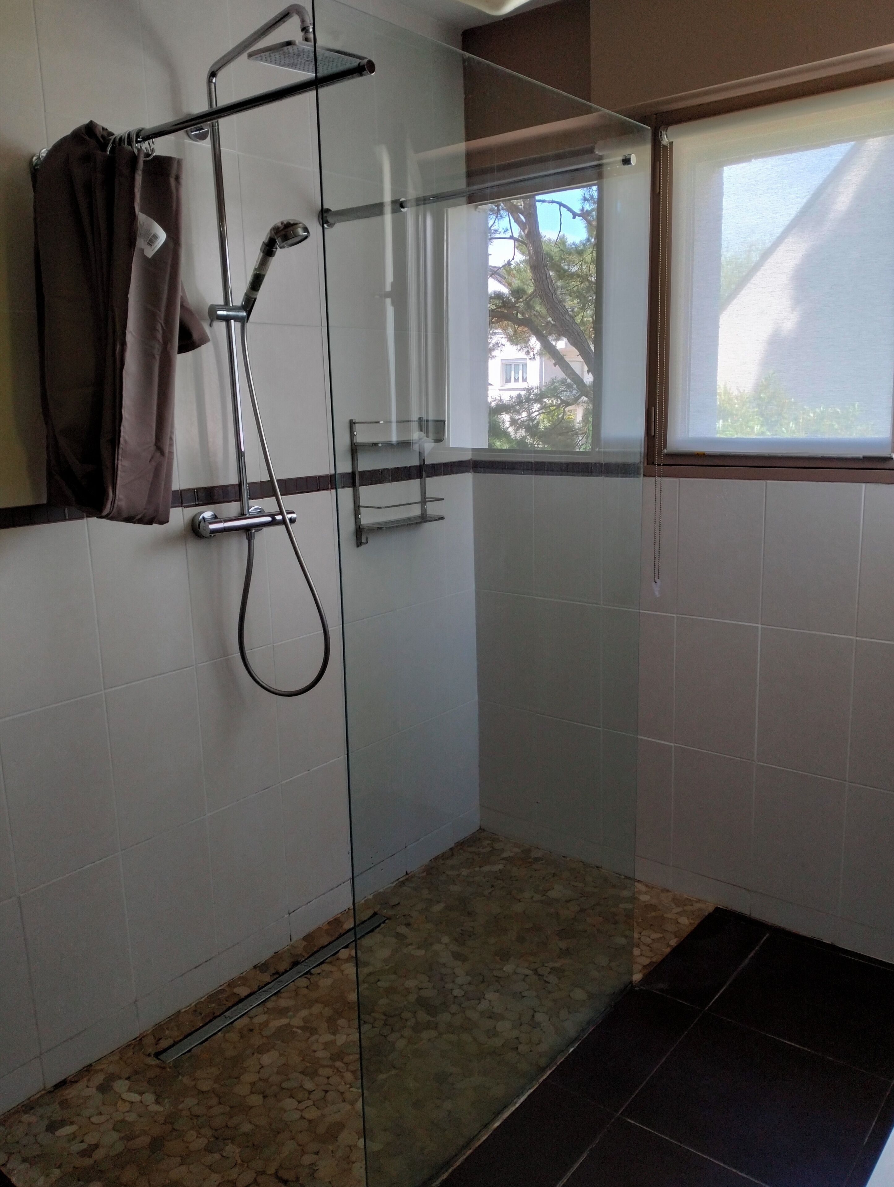 douche salle de bain chambre RDC1