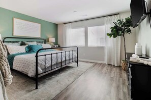 3 bedrooms, iron/ironing board, free WiFi, bed sheets - Spacious 3BR Home w/ Lake Access & Mountain Views (San Jacinto)