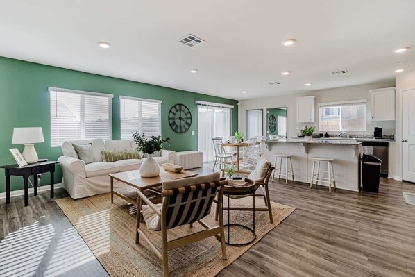 Smart TV - Spacious 3BR Home w/ Lake Access & Mountain Views (San Jacinto)