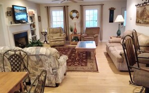 Living area - Spacious House on the hill , Lake access , quiet, Central to Clemson and Seneca (Seneca)