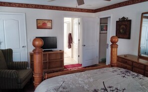 4 bedrooms, WiFi, bed sheets - Spacious House on the hill , Lake access , quiet, Central to Clemson and Seneca (Seneca)