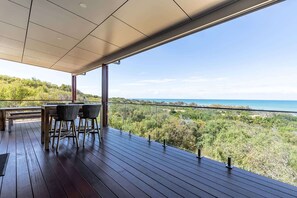 Outdoor dining - Yutori Beach Front - Sunrise at 1770 Estate (Agnes Water)