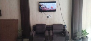 Lobby sitting area - Virendra Palace Guest House (Varanasi)